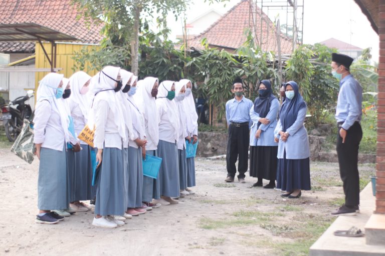 Pelepasan PKL Kelas XII Putri Multimedia